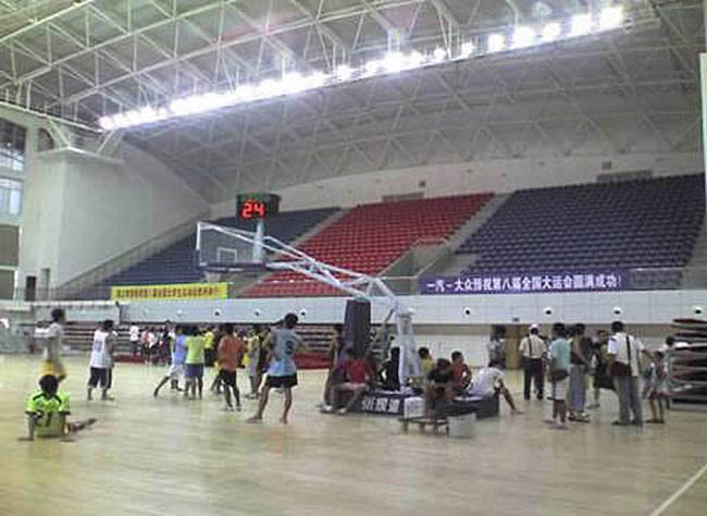 儋州室内篮球馆体育看台螺栓球网架